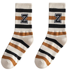 Chaussettes hautes tendances personnalisées pour garçons Chaussettes en coton absorbant la sueur Chaussettes d'automne antidérapantes Chaussettes régulières Crew avec logo personnalisé pour garçons - Product Image 3