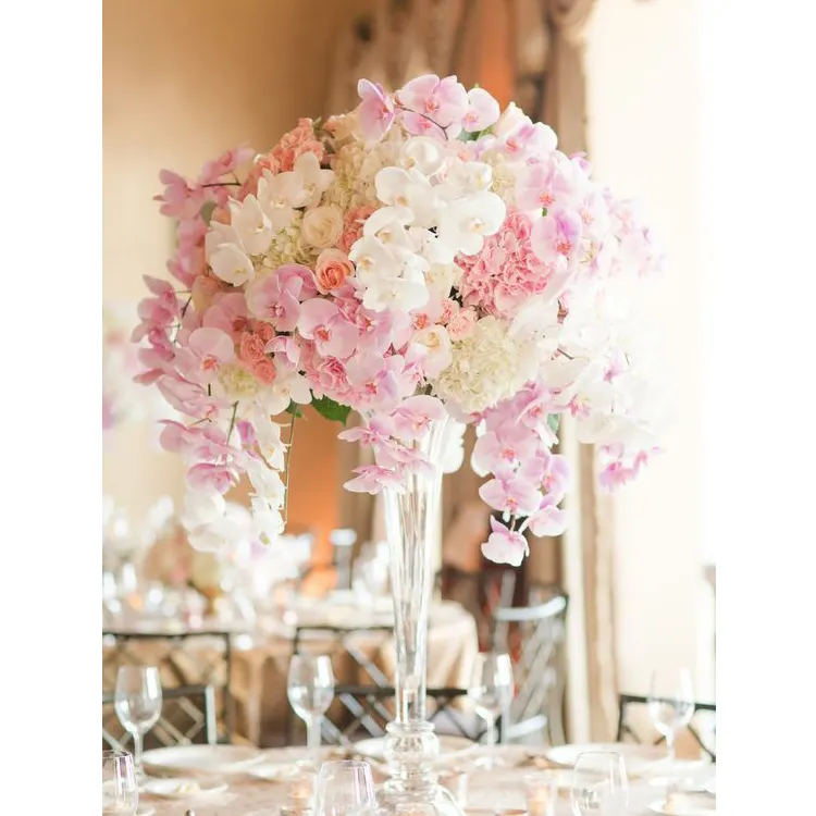 ตกแต่งงานแต่งงานจัดดอกไม้สีชมพูสูงดอกไม้กลาง