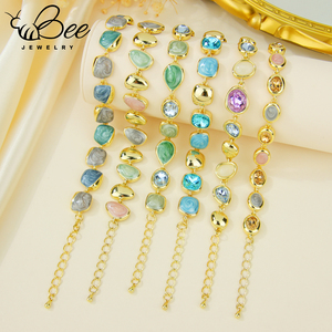 Pulsera de Piedras de Cristal Coloridas de Alta Calidad con un Toque Romántico y Caprichoso, Chapada en Oro de 14K, con Cuentas de Latón y Dijes de Piedras Preciosas - Product Image 3
