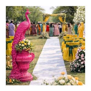 รูปปั้นนกยูงแกะสลักสีชมพูสุดหรูหรา วัสดุไฟเบอร์กลาส สำหรับตกแต่งทางเดินและกระถางปลูกต้นไม้สำหรับงานฮัลดี เมห์นดี - Product Image 1