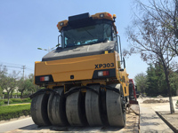 Compacteur pneumatique XP303 de 30,3 tonnes avec tambour de 2360 mm de large pour la construction de routes en asphalte, la construction de barrages et l'entretien des aéroports