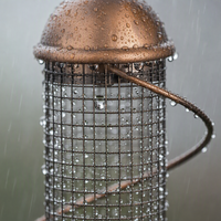 Mangeoire à oiseaux en tube de fer grillagé bronze/vertigris, avec perchoir en spirale, couvercle en dôme métallique, boucle de suspension, cage à graines, écologique et résistante à l'eau
