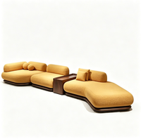 Canapé modulaire sectionnel STG en boucle moutarde et bois de noyer, style italien moderne, avec chaise longue et table d'appoint en bois pour villa