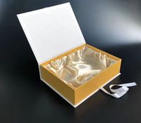 Boîtes cadeaux rigides en papier magnétique noir, rose et blanc personnalisées avec insert en tissu satiné champagne pour l'emballage de perruques et d'extensions de cheveux