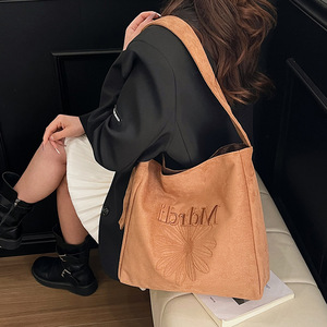 Sac fourre-tout vintage à bandoulière large pour femme avec design brodé en forme de seau à porter sous le bras - Product Image 2