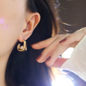 Pendientes de Aro de Acero Inoxidable con Perlas Artificiales Redondas y Diseño de Luna, Chapados en Oro de 18k, No se Desvanecen - Product Image 3