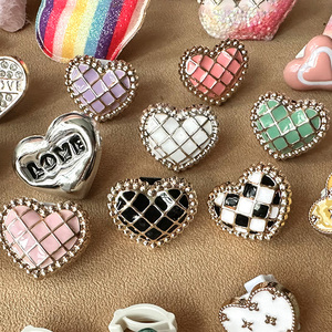 Wegoodzf thời trang hình trái tim nhăn Giày quyến rũ đầy màu sắc rô trái tim DIY Nhựa quyến rũ Rhinestone phẳng trở lại nút - Product Image 1