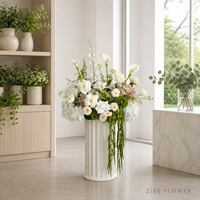 Composition florale artificielle de bienvenue pour mariage, centre de table sur colonne blanche pour la décoration de la table de cérémonie et de réception