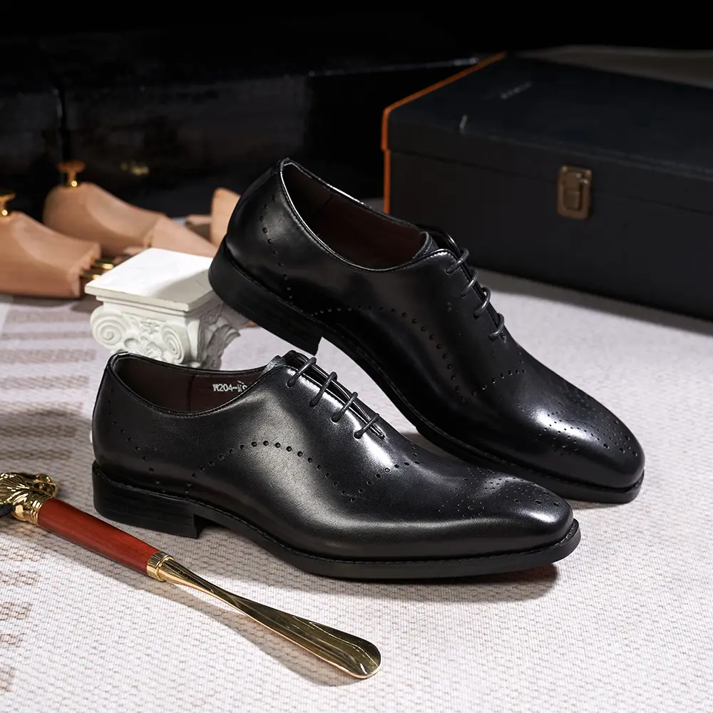 حذاء جلد كاجوال للأعمال موضة جديدة فاخرة حذاء من جلد البقر البريطاني منحوت أحذية أكسفورد للرجال