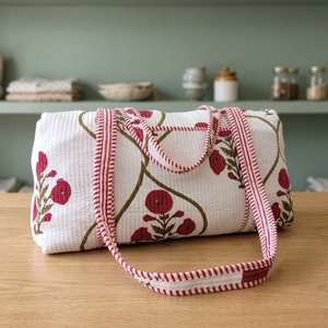 Bolsas de lona acolchadas de algodón reutilizables para mujer, hechas a mano en India, con cierre de cremallera, blancas y rojas, para viaje. - Product Image 3