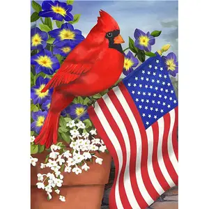 Promosi 2024 baru desain warna kustom luar ruangan menggunakan Amerika merah burung bayan taman rumah pertanian bendera rumah dengan tiang besi