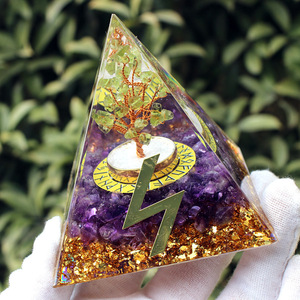 Pyramide en époxy cristal 8 cm, Rune du Soleil gravée au laser, décoration d'intérieur, ornement de bureau - Product Image 3