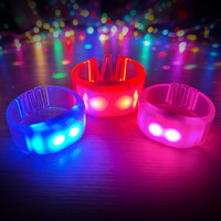 Bracelet LED RVB en silicone à changement de couleur, contrôlé par DMX, 4 pièces, à piles, pour Pâques, Nouvel An, Poisson d'avril - Vente en gros