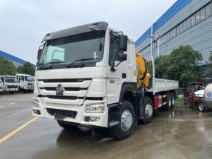 Camión de Carga Pesada HOWO 8x4 380HP con Motor Diésel Weichai, Grúa Articulada Montada, 12 Ruedas, Plataforma Abatible - Product Image 2