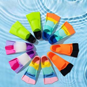 Nuove Pinne Corte Interamente in Silicone per Bambini per il Nuoto Libero e Attrezzatura Subacquea Leggera per Adulti - Product Image 1
