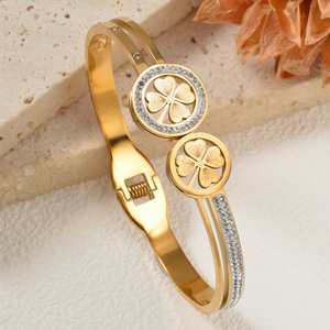 Pulsera minimalista femenina de lujo, a prueba de arañazos, de acero inoxidable dorado, con doble trébol de la suerte redondo, con incrustaciones de circonita hueca y cierre de resorte. - Product Image 5