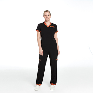 Tenues d'uniformes médicaux personnalisées OEM à imprimés africains pour femmes, hauts de blouse à manches courtes et col en V, pantalons cargo à jambe droite, ensembles deux pièces - Product Image 2
