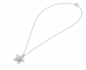 Collier Pendentif Floral Jasmin Éclatant en Platine Massif Pt950 avec Diamant Scintillant de 0,02 Carat et Courbe Souple Triple - Product Image 1