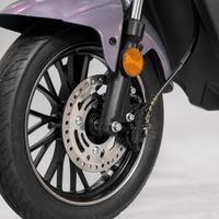 Nouveau design élégant de cyclomoteur électrique rétro caméléon pour les déplacements quotidiens avec un grand phare LED et un panier
