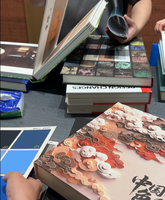 Catalogues d'échantillons de parquet, catalogues d'échantillons de marbre, catalogues d'échantillons de comptoirs à texture cuir pour projets d'aménagement paysager