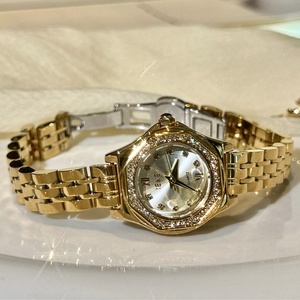 Montre-bracelet élégante et luxueuse pour femme, cadran ovale, bracelet en acier inoxydable, cadran doré, étanche, pour un usage quotidien, cadeau - Product Image 2
