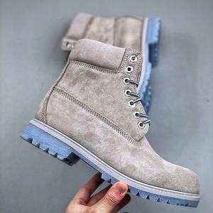 Botas Casuales de Alta Calidad en Color Gris con Forro de Algodón, Diseño de Lujo Personalizado por Diseñadores Reconocidos, con un Diseño de Caña Alta - Product Image 4