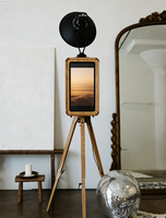Photomaton iPad en bois de chêne avec support d'imprimante, cabine photo vintage DSLR et emballage en flight case.