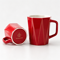 Mug Perjalanan Porselen Merah Bersegi Grosir dengan Garis Emas, Motif Garis Sederhana, Cangkir Kopi dengan Logo Kustom di Bagian Bawah, Aman untuk Microwave dan Mesin Cuci Piring, Bebas BPA