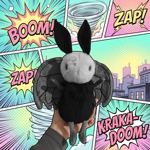 Peluche JC Style <span class=keywords><strong>Mothman</strong></span> 21cm avec base lestée, fourrure shaggy haute densité, oreilles de lapin, ailes de moustache, peluche super douce anti-stress - Product Image 1