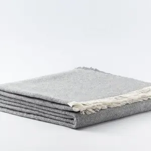 % 50% yün 50% bambu atmak battaniye püskül ile melanj gri dokuma battaniye ucuz yumuşak kabarık battaniye atmak