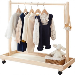 Appendiabiti in Legno Personalizzato per Neonati e Bambini, con Ripiano e Asta Appendiabiti per Cameretta - Product Image 1