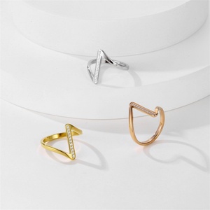 Anillo Geométrico en Forma de V para Mujer, Anillo de Boda de Acero Inoxidable Chapado en Oro con Diamantes para Mujer - Product Image 5
