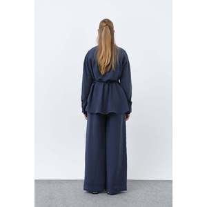 Conjunto Elegante de Dos Piezas para Mujer Puane en Azul Marino con Túnica con Detalle de Corte en la Espalda y Pantalones Cómodos para Uso en Todas las Temporadas - Product Image 4