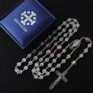 8mm <span class=keywords><strong>collana</strong></span> di <span class=keywords><strong>rosario</strong></span> di perle di occhi di gatto bianco di vetro <span class=keywords><strong>in</strong></span> <span class=keywords><strong>argento</strong></span> placcato con medaglia di maria vergine con confezione regalo - Product Image 3