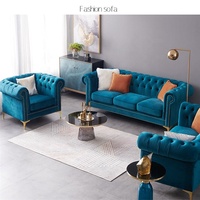 Canapé sectionnel Chesterfield en velours bleu avec pieds dorés et boutons
