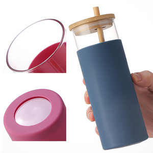 Gobelet en verre borosilicate avec couvercle en bambou et manchon en silicone, couleur blanche, pour le camping - Product Image 4