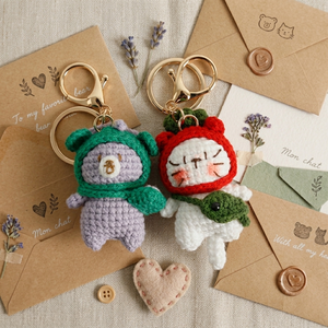 Porte-clés en crochet tricoté à la main, mini pendentif amigurumi mignon en forme d'ours, de chat ou de chaton, breloque de sac, vente en gros - Product Image 1