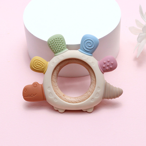 Jouets de <span class=keywords><strong>dentition</strong></span> en bois personnalisés pour bébés en silicone de qualité alimentaire anneaux de <span class=keywords><strong>dentition</strong></span> de style dinosaure en silicone de dessin animé <span class=keywords><strong>anneau</strong></span> de <span class=keywords><strong>dentition</strong></span> en bois de hêtre pour bébés - Product Image 1