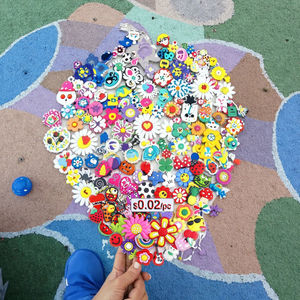 Breloques de chaussures en PVC souple à motif de personnage de dessin animé mignon, figurines d'action, accessoires pour bébés, vente en gros, <span class=keywords><strong>pas</strong></span> <span class=keywords><strong>cher</strong></span>, pour chaussures <span class=keywords><strong>Crocs</strong></span> en plastique - Product Image 1