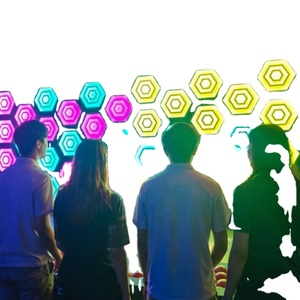 Jeu de balle mural d'intérieur personnalisable avec éclairage et mécaniques de lancer pour centres commerciaux et espaces commerciaux - Product Image 1