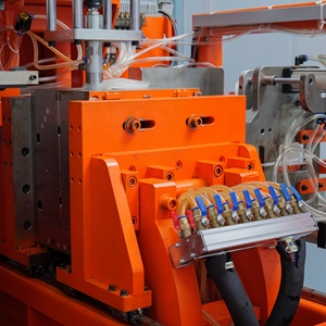 Máquina de Moldeo por Extrusión y Soplado Totalmente Eléctrica Savy de Vietnam, Ahorro de Energía, Alta Velocidad, para Producción de Botellas de Plástico - Product Image 4