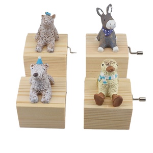 Carillon Personalizzato con Vari Design di Bambole, Giocattoli Musicali per Bambini - Product Image 1