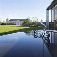 Sculptures paysagères contemporaines sur mesure pour cour de bureau, statue ornementale en acier inoxydable poli miroir en forme de cercle