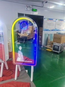 Cabina Fotografica Portatile Bianca con Specchio Magico per Selfie, Macchina Photobooth per Matrimoni ed Eventi - Product Image 2