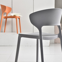 Chaise empilable en plastique de style loisirs moderne pour chambre à coucher et salle à manger pour hôtels invités bureau de conférence et salle de réunion écoles gymnases