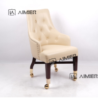 Chaise de bar d'hôtel Baccarat beige avec roulettes dorées, en cuir, design contemporain et réglable