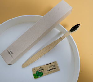 ชุดอุปกรณ์อำนวยความสะดวกในโรงแรมที่เป็นมิตรกับสิ่งแวดล้อม ผลิตภัณฑ์ดูแลส่วนบุคคลจากเยื่อชานอ้อย ย่อยสลายได้ทางชีวภาพ พร้อมแปรงสีฟันไม้ไผ่ หวีไม้ไผ่ และมีดโกน - Product Image 3