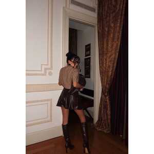 Jupe mini en cuir marron Saydi XS, style gothique, en satin, mousseline, tissus tricotés, matière PU, avec fente, plumes, nœuds et imprimés dentelle - Product Image 1