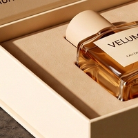 Boîte à parfum rigide de luxe sur mesure, style livre blanc magnétique, avec insert intégré pour présentation, pour emballage de parfum personnalisé