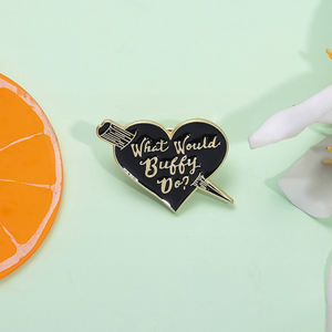 Alfileres esmaltados de estilo Punk, broche en forma de corazón para <span class=keywords><strong>Buffy</strong></span>, insignia de solapa de Daga Negra, regalo de joyería para amigos - Product Image 2